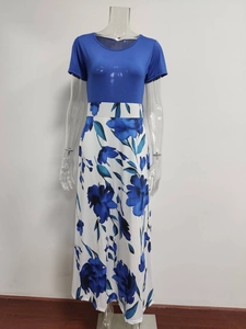 Détail du haut bleu saphir avec une robe longue trapèze à imprimé floral blanc