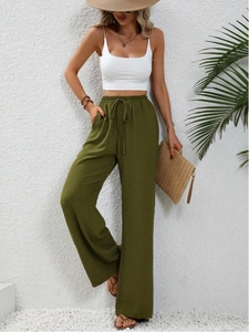 Completo estivo da donna con crop top bianco e pantaloni a gamba larga a vita alta verde oliva