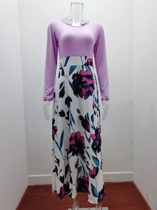 Détail du haut slim lilas à manches longues et jupe blanche à imprimé fleuri