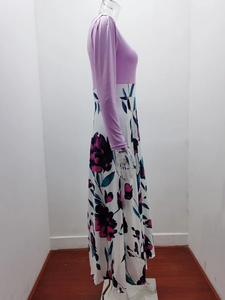 Vue latérale de la robe lavande à manches longues avec motifs floraux sur jupe blanche
