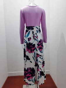 Vue arrière d'une robe longue fleurie à manches longues avec corsage violet et jupe