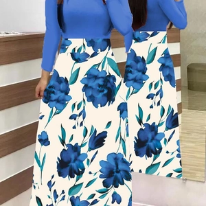 Ensemble chic pour femme avec haut à col roulé bleu roi et jupe longue fleurie élégante