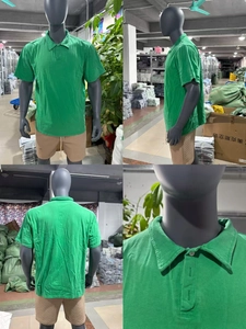 Detalle de polo de algodón verde para hombre que muestra la textura y el cuello abotonado