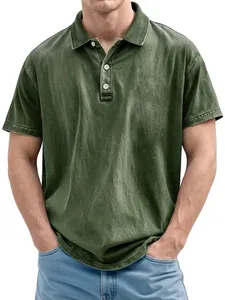 Detalle de polo de algodón verde lavado vintage con cuello clásico y tres botones