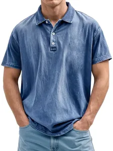 Detalle del polo para hombre en algodón lavado azul vintage con tres botones blancos