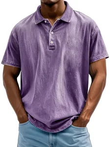 Detalle de polo de algodón lavado morado retro con tapeta de tres botones blancos