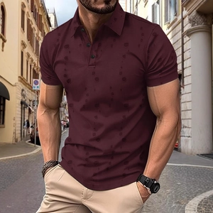 Eng anliegendes burgunderrotes Herren-Polohemd mit strukturiertem Strickmuster und Knopfleiste