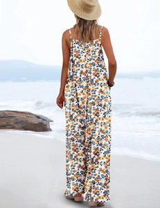 Rückansicht eines Sommer-Jumpsuits mit Blumenmuster und Trägern am sonnigen Strand