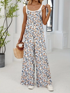 Detail eines geblümten Jumpsuits mit weitem Bein und verstellbaren Trägern für Sommer