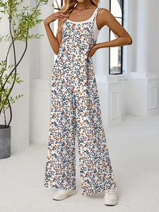 Detailansicht des leichten floralen Jumpsuits mit verstellbaren Trägern und weitem Bein