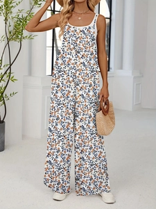 Floral bedruckter Jumpsuit mit weitem Bein und verstellbaren Trägern im modernen Innenraum