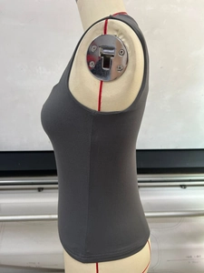 Detail der Seitennähte und des Doppelnadelsaums am grauen Slim Fit Tanktop
