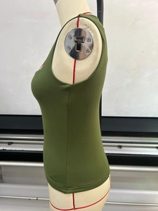 Detailansicht der Seitennaht und des elastischen Stoffes des dunkelgrünen Tanktops
