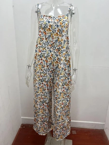 Detail eines verstellbaren Blumen-Jumpsuits mit weitem Bein und Sommerdruck