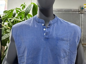 Dettaglio di una maglia Henley blu senza maniche con colletto a bottoni e taschino