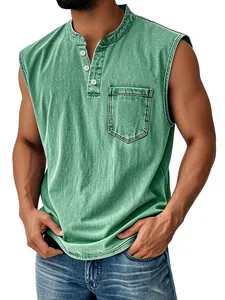 Dettaglio camicia da uomo senza maniche con scollo henley tre bottoni e tasca sul petto verde