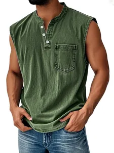 Dettaglio di maglia Henley senza maniche verde oliva con scollo a bottoni e taschino