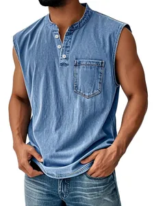 Dettaglio di una polo senza maniche in denim azzurro con colletto a tre bottoni e taschino