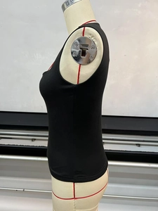 Seitenansicht des schwarzen, eng anliegenden Tanktops mit eckigem Ausschnitt am Model