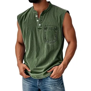 Polo Henley senza maniche da uomo verde militare con taschino sul petto e bottoni
