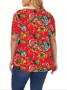 Vista trasera de top rojo talla grande con estampados tradicionales de flores y fénix