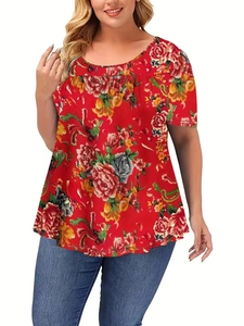 Detalle de una blusa de verano de talla grande con estampado floral rojo y dobladillo suelto