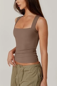 Détail d'un débardeur marron à col carré en tissu élastique de haute qualité