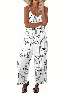 Detail eines Sommer-Jumpsuits mit weitem Bein, Gesichter-Druck und Spaghettiträgern