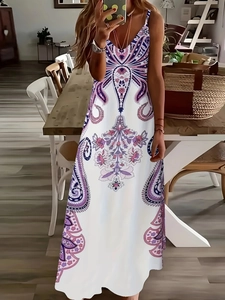 Detail eines böhmischen Maxikleids mit V-Ausschnitt und lila Mandala-Blumenmuster auf Weiß