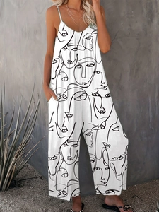 Detail des abstrakten Gesichtsdrucks und der Seitentaschen am weißen Jumpsuit mit weitem Bein
