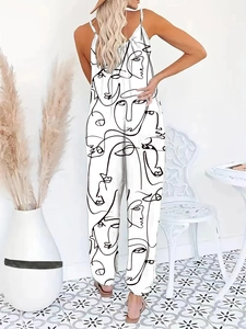 Detailansicht des weißen Jumpsuits mit schwarzen abstrakten Gesichtern und Spaghettiträgern