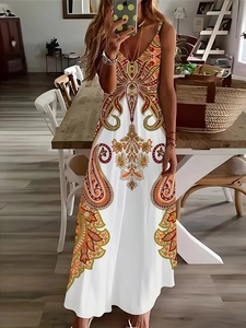 Detailansicht eines böhmischen Maxikleids mit Paisley-Blumendruck und schmalen Trägern