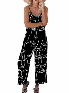 Detail eines schwarzen ärmellosen Jumpsuits mit weißem abstraktem Gesicht-Linienmuster