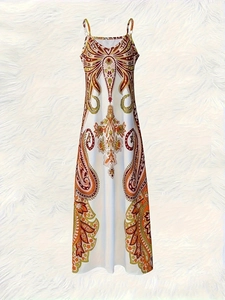 Detail des Boho-Paisley-Blumendrucks und des schmalen Trägerdesigns am Sommer-Maxikleid
