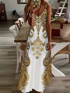 Detailansicht des böhmischen Paisley-Blumendrucks auf dem eleganten Maxikleid mit V-Ausschnitt
