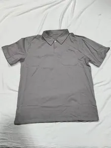 Détail d'un polo gris à manches courtes avec poche poitrine et texture en tricot