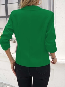Detailansicht der grünen Blazer-Rückseite mit taillierten Nähten und gerafften 3/4-Ärmeln