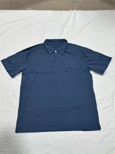 Détail à plat d'un polo en coton bleu marine avec poche de poitrine et texture de maille