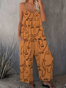 Detail eines locker sitzenden Sommer-Jumpsuits mit abstraktem Gesichtsdruck