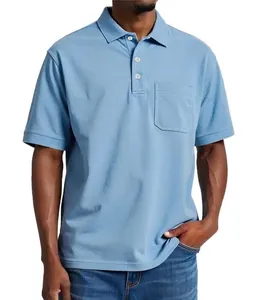 Détail d'un polo homme bleu fumé en coton avec col classique et une poche sur la poitrine