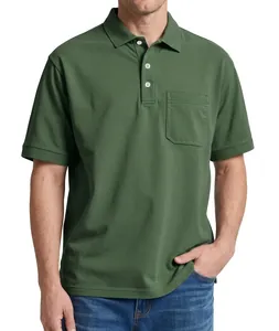 Détail du polo en coton vert olive avec poche sur la poitrine et col boutonné élégant