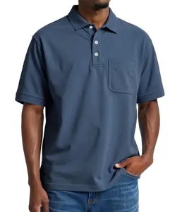Détail d'un polo en coton bleu marine avec col classique et poche poitrine fonctionnelle