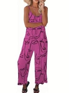 Detail eines rosaroten Jumpsuits mit weitem Bein und abstraktem Gesicht-Kunstdruck