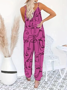 Rückansicht des Sommer-Jumpsuits mit künstlerischem Gesichtsdruck und offenem Rücken