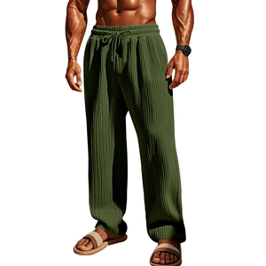 Detalle de la textura acanalada verde oliva y cordón en la cintura de pantalones masculinos