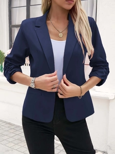 Detailansicht des dunkelblauen Damen-Blazers mit gerafften Ärmeln und Reverskragen