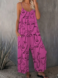 Detail eines lila Jumpsuits mit Gesichtsprint und praktischen Seitentaschen