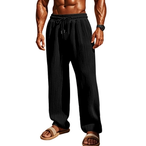 Detalle de pantalón negro para hombre con cintura elástica de cordón y tejido de textura