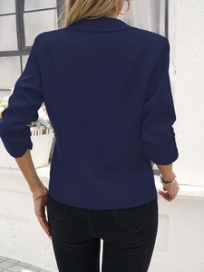 Rückansicht eines marineblauen, taillierten Damenblazers mit schmaler Passform und Ärmeldetail