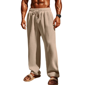 Detalle de los pantalones plisados beige para hombre con cintura elástica y cordón